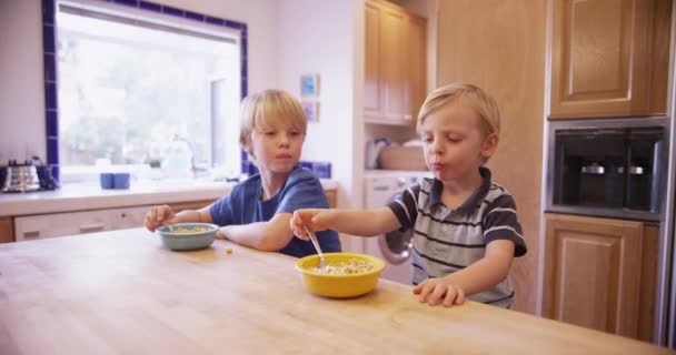 Δύο Νεαρά Αδέλφια Όμορφος Κατανάλωση Δημητριακών Μαζί — Αρχείο Βίντεο