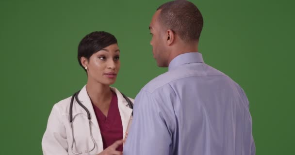 一位黑人医生在办公室的绿色屏幕上给一位非洲裔美国人提供建议 在绿色屏幕上键入或合成 — 图库视频影像