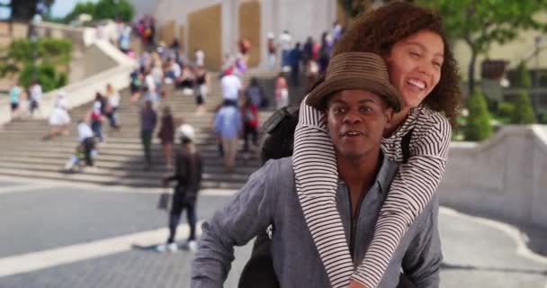 Тисячолітня Туристична Подружня Пара Вершників Їде Біля Іспанських Сходів Щасливий — стокове відео