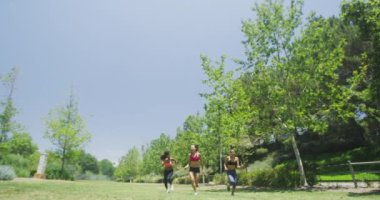 Kameranın önünden geçen bir grup kadın.