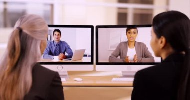 İki iş kadını iş arkadaşlarıyla konferans görüşmesi yapıyor. Ofis çalışanlarından oluşan bir ekibin video konferansı var. 4k