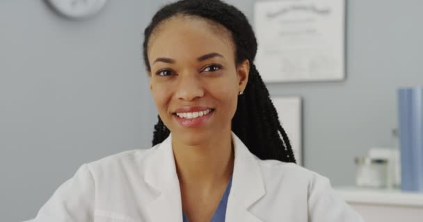 Africano Mulher Médico Sentado Mesa Sorrindo — Vídeo de Stock