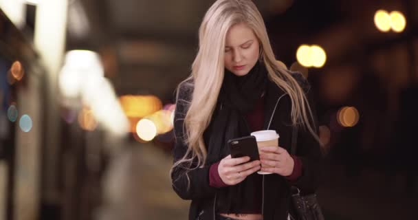 Приваблива Блондинка Чекає Побачення Щоб Забрати Поїзді Метро — стокове відео