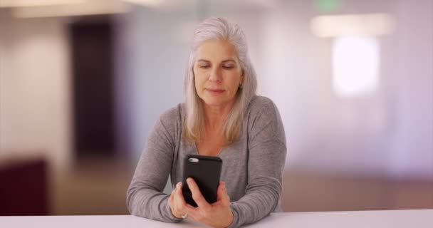 Femeie Atractivă Vârstă Mijlocie Care Citește Serios Telefonul Mobil Portretul — Videoclip de stoc