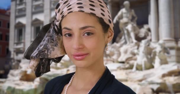 Trevi Çeşmesinin Yanında Poz Veren Güzel Latin Bir Kadının Yakın — Stok video