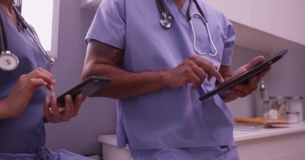 Lékaři Používající Smartphone Tablet — Stock video