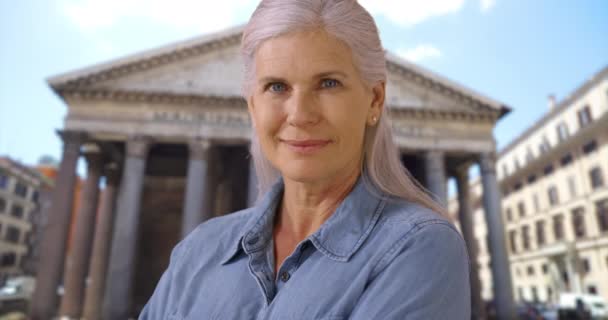 Retrato Casual Una Mujer Madura Jubilada Feliz Fuera Del Panteón — Vídeo de stock