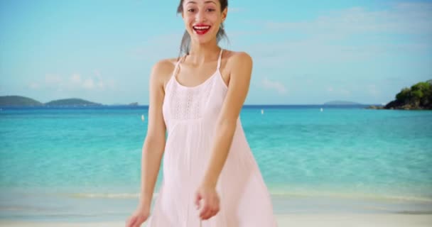 一名西班牙裔女孩在加勒比海岸摆出一副肖像的姿势 一个拉丁女人在海滩上摆姿势要相机 — 图库视频影像