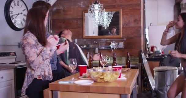 Impreza Wieloetniczną Grupą Młodych Hipsterów Bawiących Się Domu Mieście Pijących — Wideo stockowe