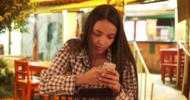 Latina Femme Textos Sur Smartphone Restaurant — Video