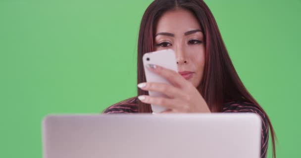 Asiatka Používající Smartphone Zelené Obrazovce Zelené Obrazovce Která Být Zadána — Stock video