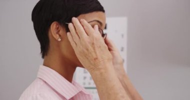 Reçeteli gözlük takan genç bayan hasta