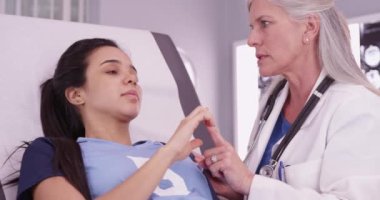 İspanyol sporcu doktor tarafından muayene ediliyor.