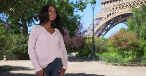 Jovem Mulher Negra Vibrante Energeticamente Posa Para Câmera Frente Torre — Vídeo de Stock