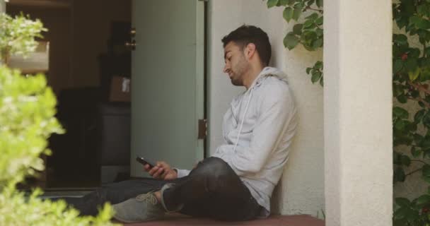 Spanyol Adam Dışarıda Akıllı Telefon Kullanıyor — Stok video