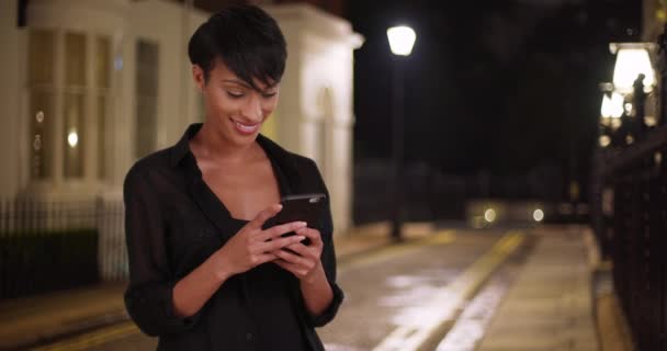 Uma Jovem Afro Americana Usando Seu Smartphone Rua Noite Londres — Vídeo de Stock