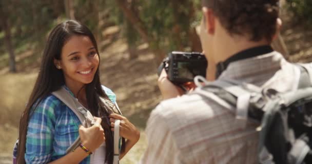 Молодой Латиноамериканец Фотографирует Девушку Улице — стоковое видео
