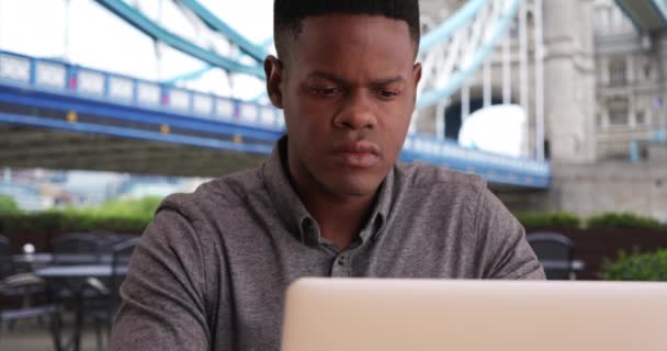 Młody Czarny Człowiek Pracujący Laptopie Pobliżu Tower Bridge Przystojny Pracownik — Wideo stockowe