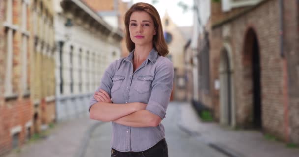 Stern Νεαρή Γυναίκα Στέκεται Έξω Χέρια Της Διπλωμένα Bruges Βέλγιο — Αρχείο Βίντεο