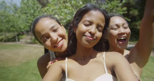 Csinos Fiatal Nők Szelfiznek Szabadban — Stock videók