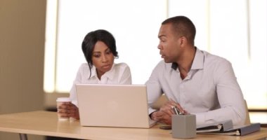 Ofiste dizüstü bilgisayarda birlikte çalışan iki iş adamı. Siyahi iş adamı ve iş kadınlarından oluşan bir ekip şirket ofisindeki rakamları inceliyor. 20 'li yaşlarda sıradan bir çift. 4k