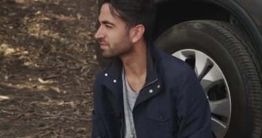 Yol assitance için bekleyen sağlam adam