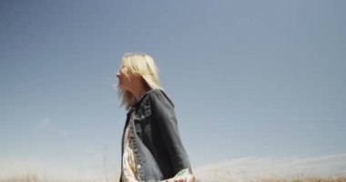 Kafkasyalı beyaz kız, ıssız bir yolda geziniyor.