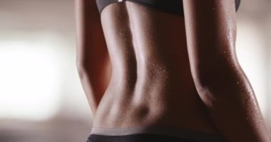 Modern Asyalı kadının sırtına dik bir bakış. Çok ırklı milenyum kadın sporcusu kamera önünde duruyor. 4k