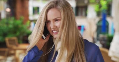 Genç beyaz bayan İtalya, Venedik 'te telefonla konuşuyor. Güzel sarışın kadın Venedik 'teki eğlencesini arkadaşına cep telefonundan anlatıyor. 4k