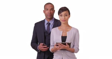 Afro-Amerikalı çift, beyaz bir arkaplan portresi için poz veriyor. Siyah adam ve kadın boş bir arkaplanda. 4k