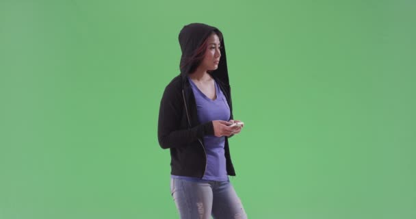 Aziatische Vrouw Met Behulp Van Smartphone Nachts Stad Groen Scherm — Stockvideo