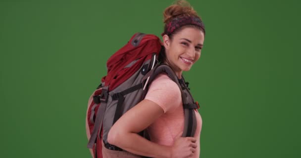Een Gelukkige Vrouw Twintig Die Backpackt Een Groen Scherm Groen — Stockvideo