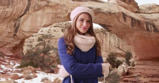 Retrato Mujer Vestida Con Ropa Invierno Sonriendo Cámara Pie Nieve — Vídeos de Stock