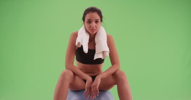 Mujer Latina Joven Sentada Una Bola Yoga Mirando Cámara Pantalla — Vídeo de stock