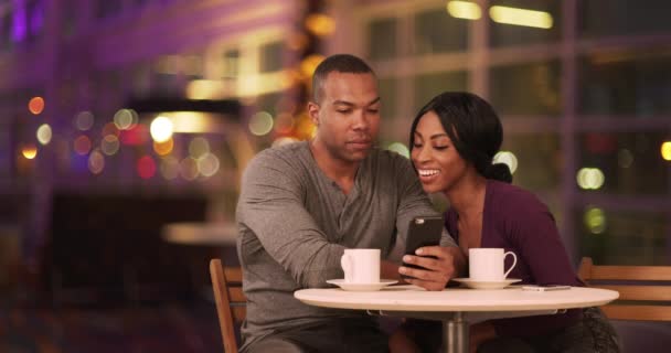 Glückliches Schwarzes Pärchen Das Nachts Coffeeshop Sein Smartphone Benutzt Afroamerikanische — Stockvideo