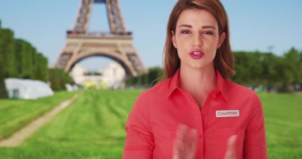 在法国巴黎埃菲尔铁塔附近 有自信的白人女导游 年轻的女导游讲解埃菲尔铁塔的历史 — 图库视频影像