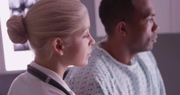 Femme Médecin Patient Noir Regardant Les Rayons — Video