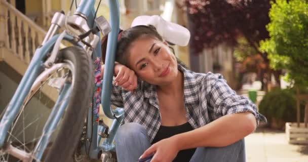 Κινέζα Χαμογελάει Ποδήλατό Της — Αρχείο Βίντεο