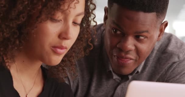 Jovem Negro Aconselha Uma Mulher Afro Americana Enquanto Trabalha Escritório — Vídeo de Stock