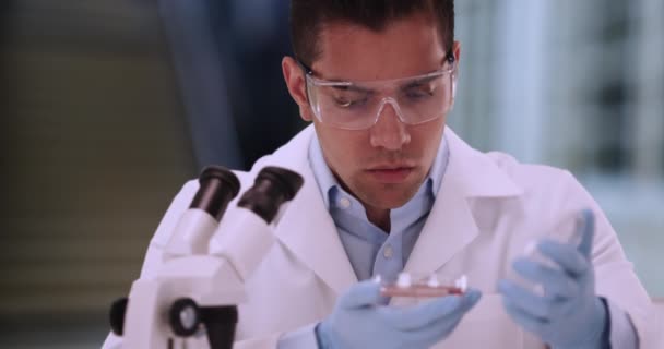 Tisíciletý Hispánský Vědec Dívá Vzorek Laboratoři Vážný Lékařský Výzkumník Bezpečnostních — Stock video