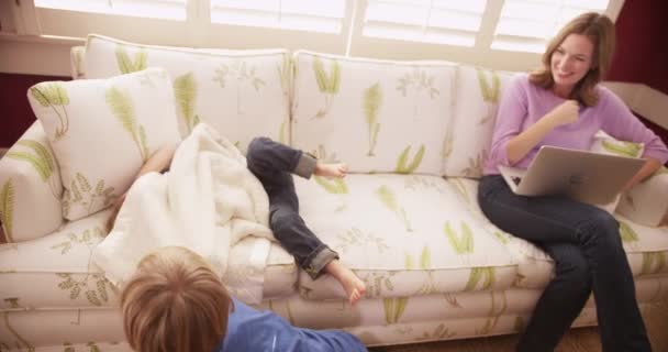 Belle Mère Regardant Ses Deux Enfants Jouer Entre Eux — Video