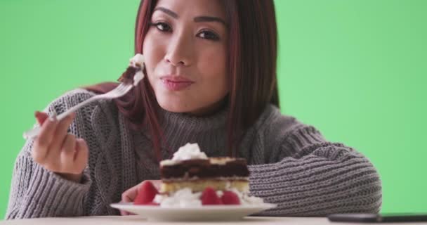 Asiatique Femme Manger Gâteau Sur Vert Écran Sur Écran Vert — Video