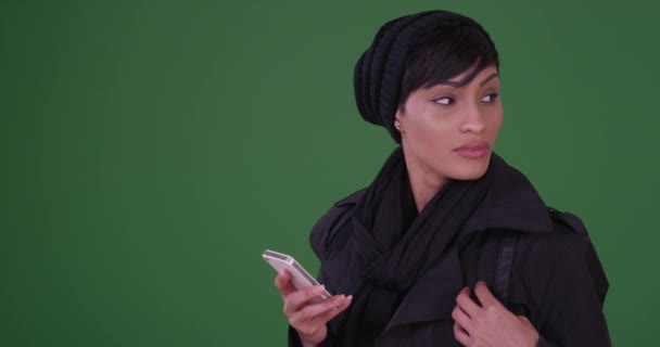 Femme Afro Américaine Vêtements Hiver Noirs Vérifie Son Téléphone Pendant — Video