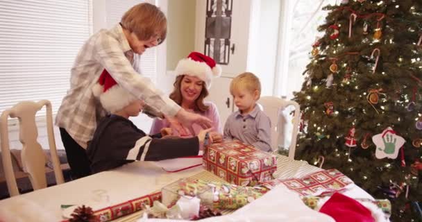 Heureux Famille Enveloppant Cadeaux Noël Ensemble — Video