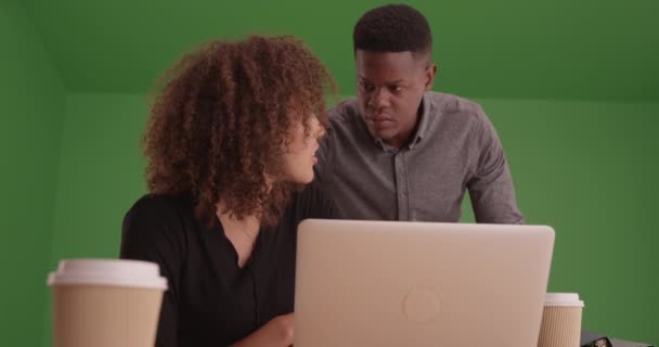 Δύο Μαύροι Επαγγελματίες Που Δουλεύουν Στην Πράσινη Οθόνη Στην Πράσινη — Αρχείο Βίντεο