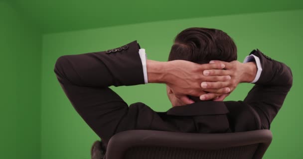 Vista Trasera Del Hombre Negocios Recostado Silla Oficina Pantalla Verde — Vídeo de stock