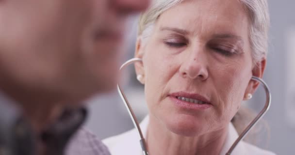 Dokter Paruh Baya Berbicara Dengan Pasien Laki Laki — Stok Video