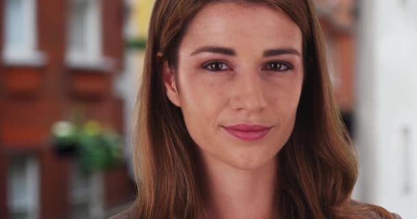 Sessiz Bir Mahallede Kaldırımda Duran Çarpıcı Kafkas Güzelliğinin Portresi Güzel — Stok video