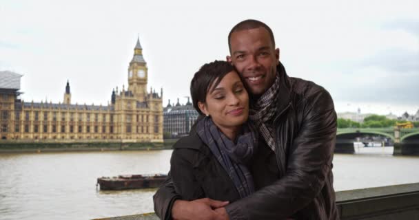 Namorado Étnico Namorada Férias Londres Desfrutar Das Vistas Enquanto Cidade — Vídeo de Stock