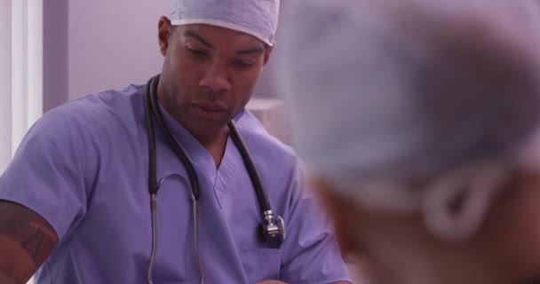 Médecin Noir Remplir Paperasse Dans Bureau — Video